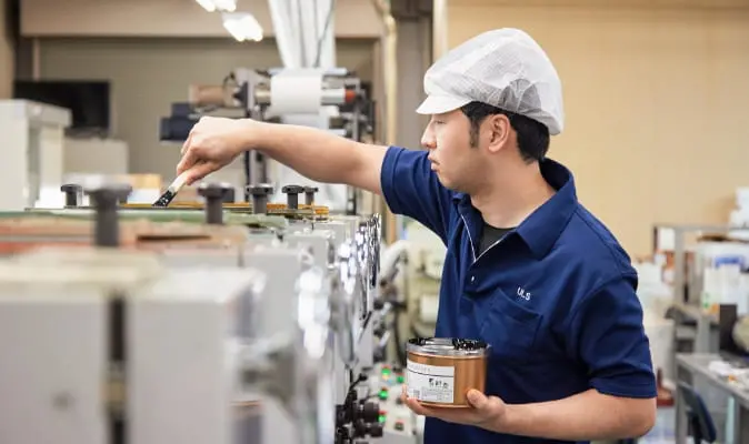 屋外で微笑む男性社員