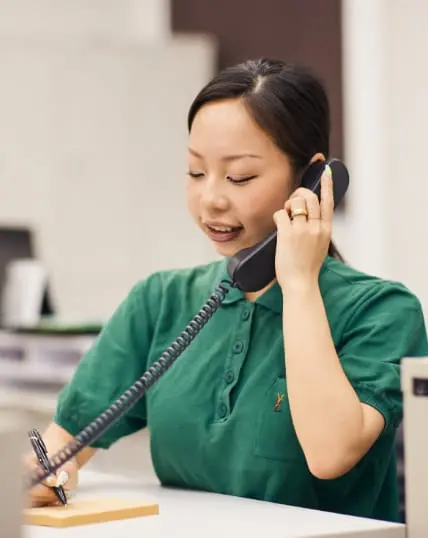 オフィスで話し合う女性社員