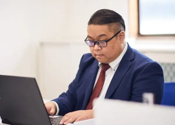 作業現場でトラックを操作する男性社員