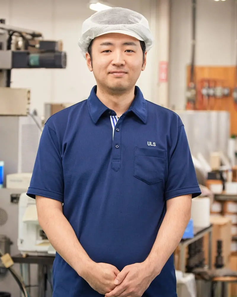 通話しながら歩く男性社員