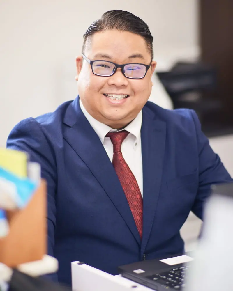 通話しながら歩く男性社員