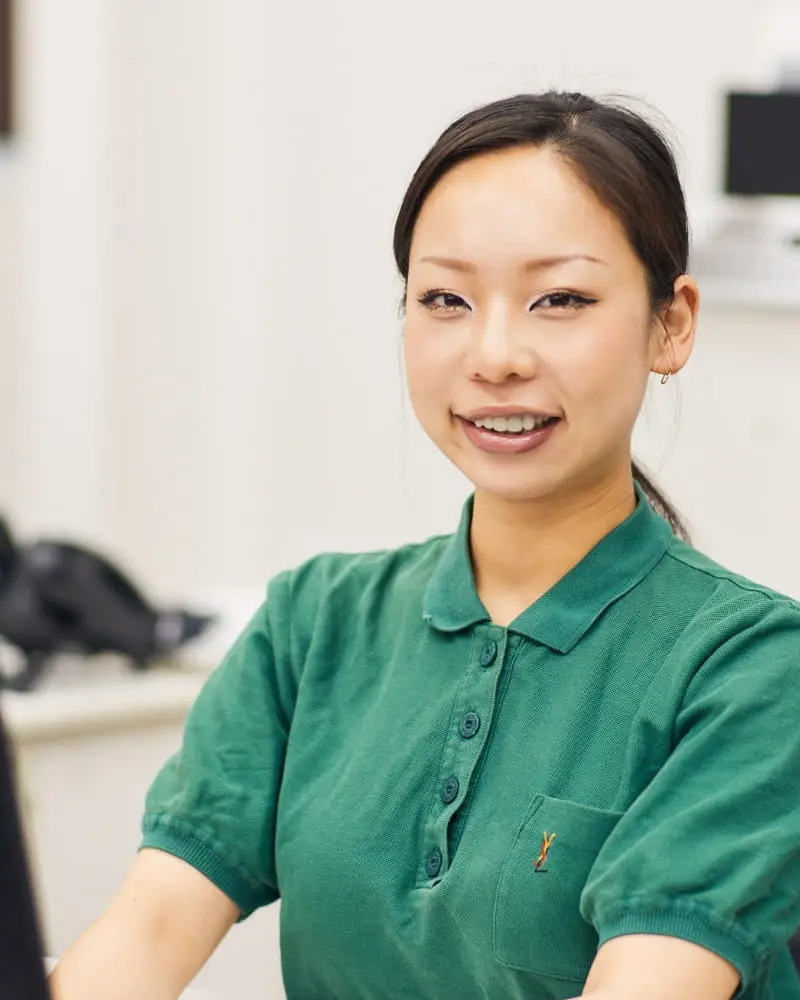 通話しながら歩く男性社員