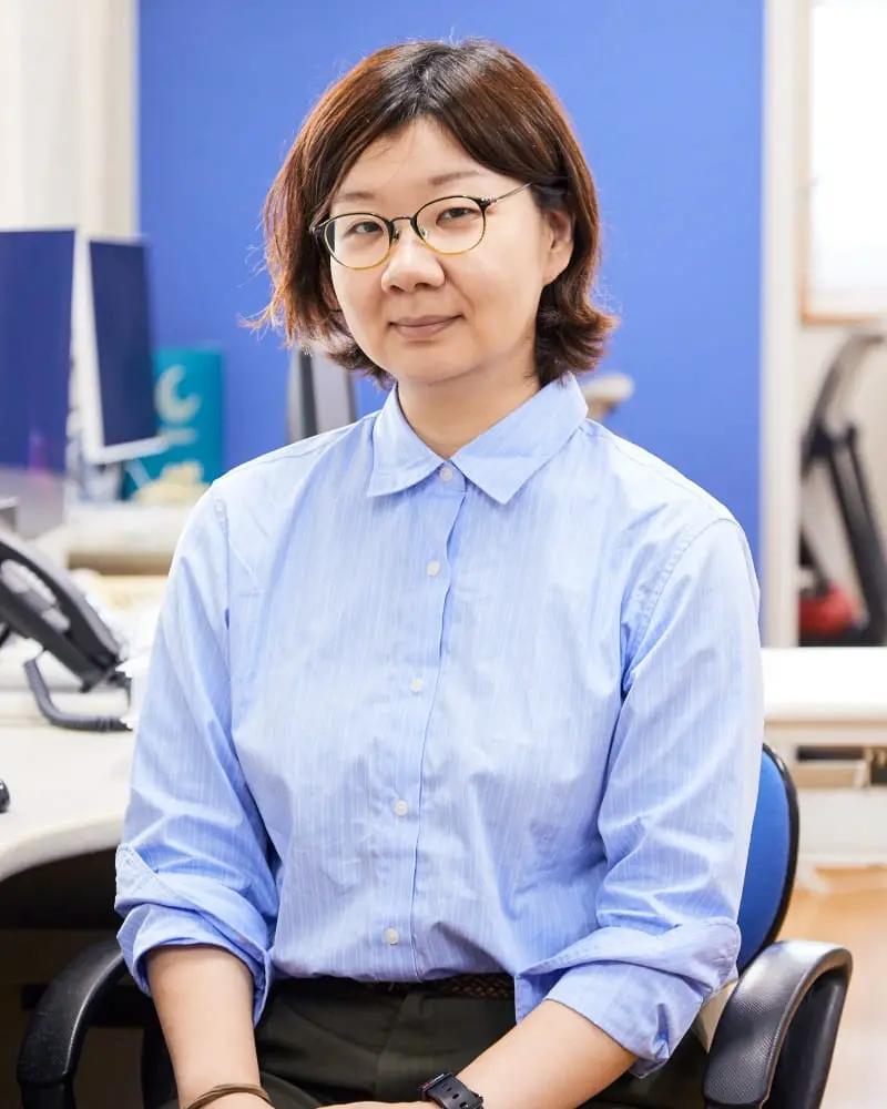 通話しながら歩く男性社員