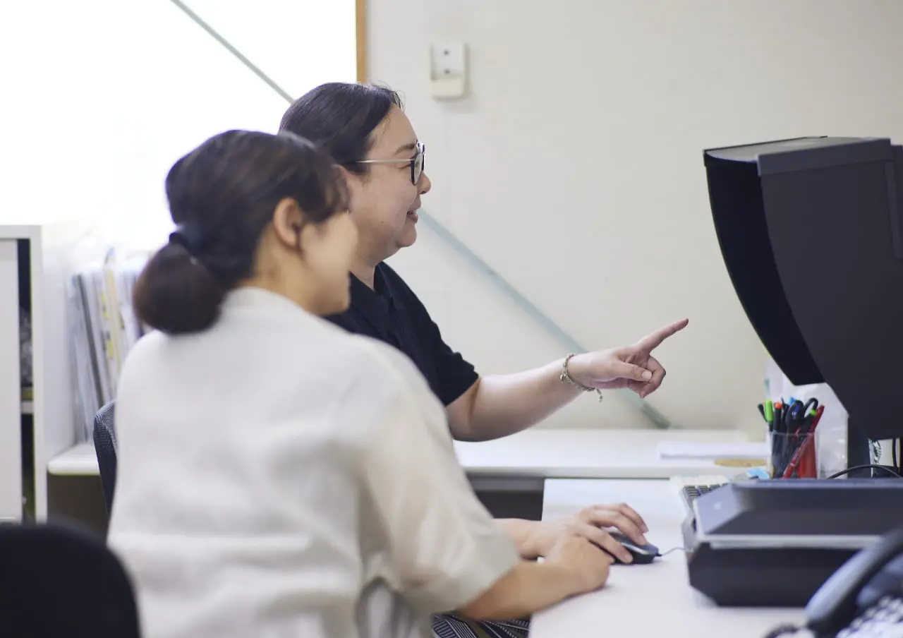 通話しながら歩く男性社員