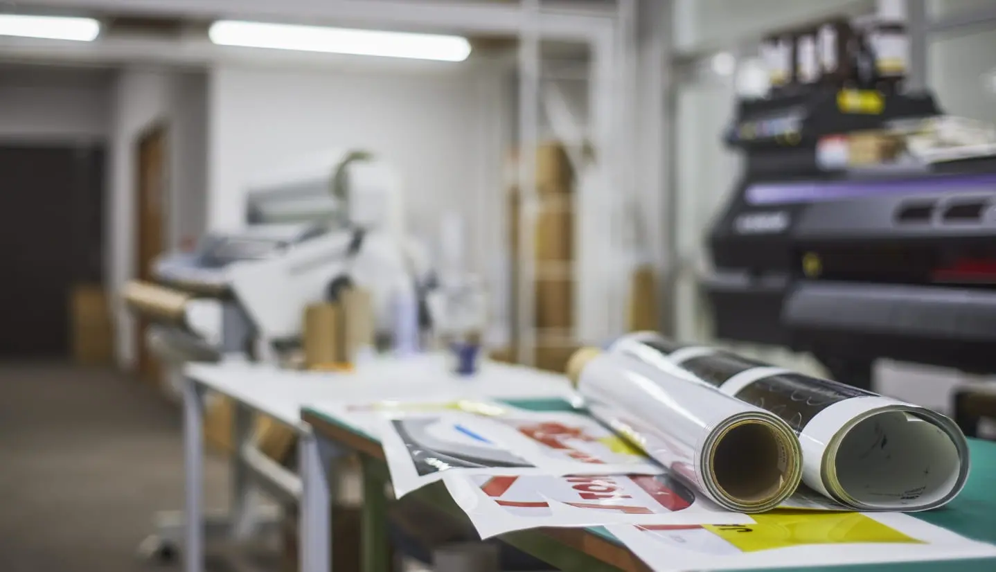 印刷機でロール紙に模様を印刷している様子