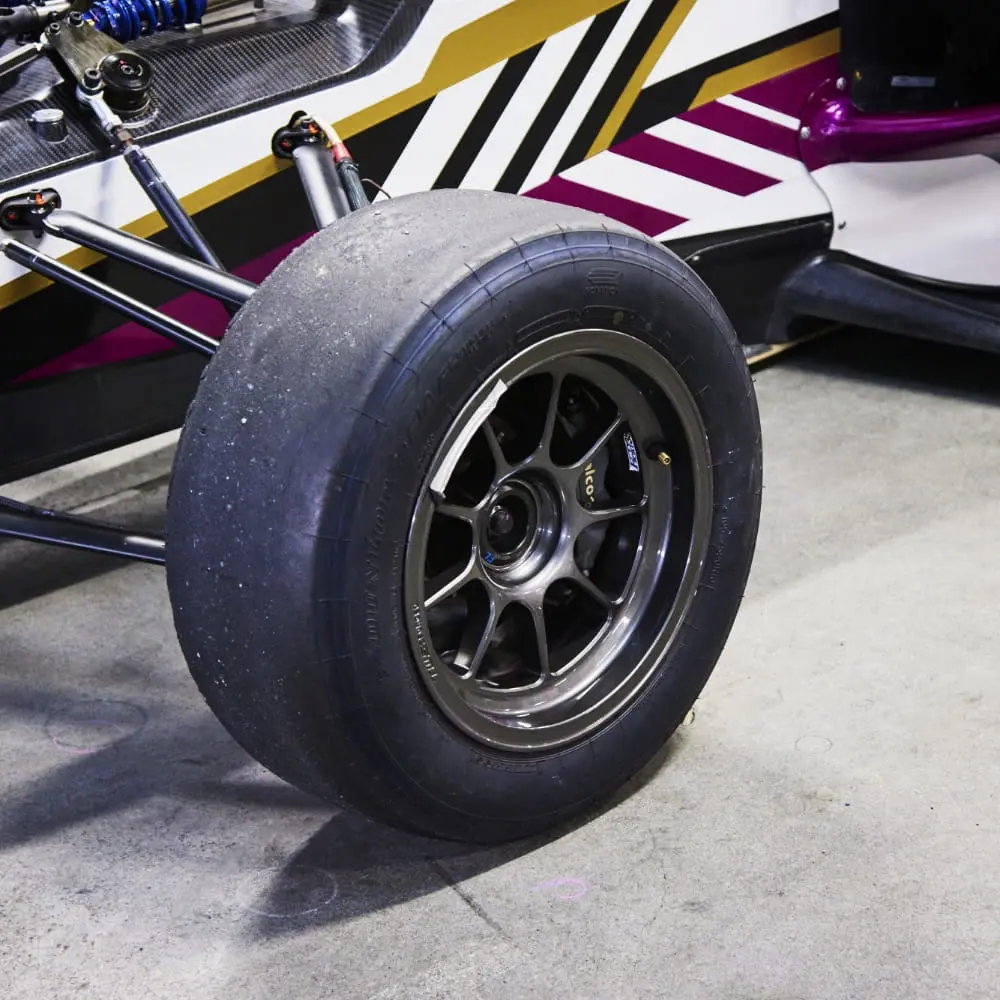 アルミ製のレーシングホイール