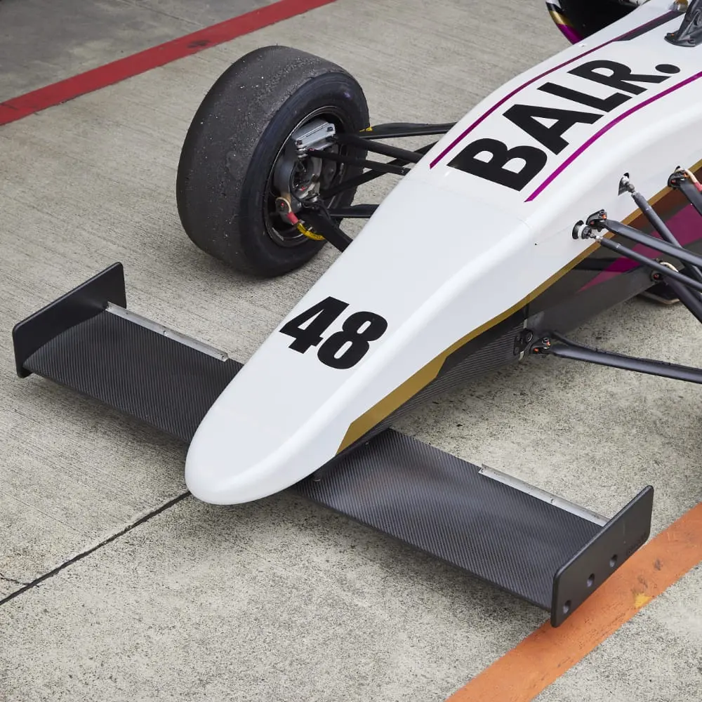 カーボン製フロントウィング