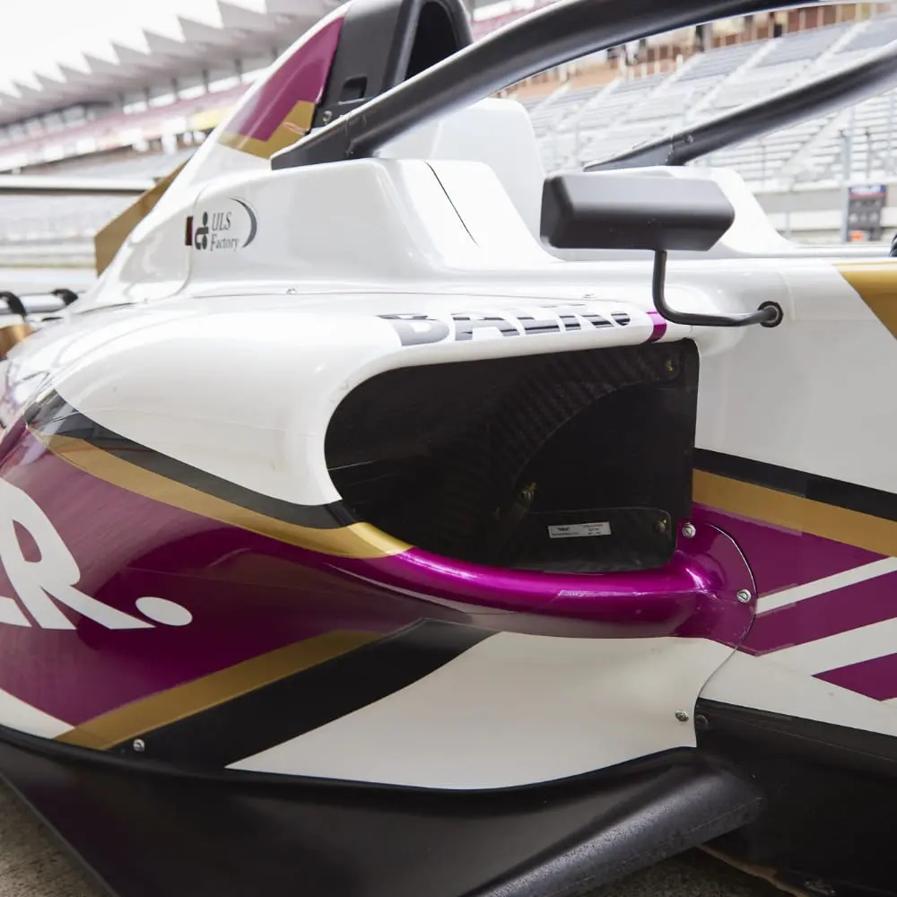 一体型のカウル構造のカーボン製エアインテーク