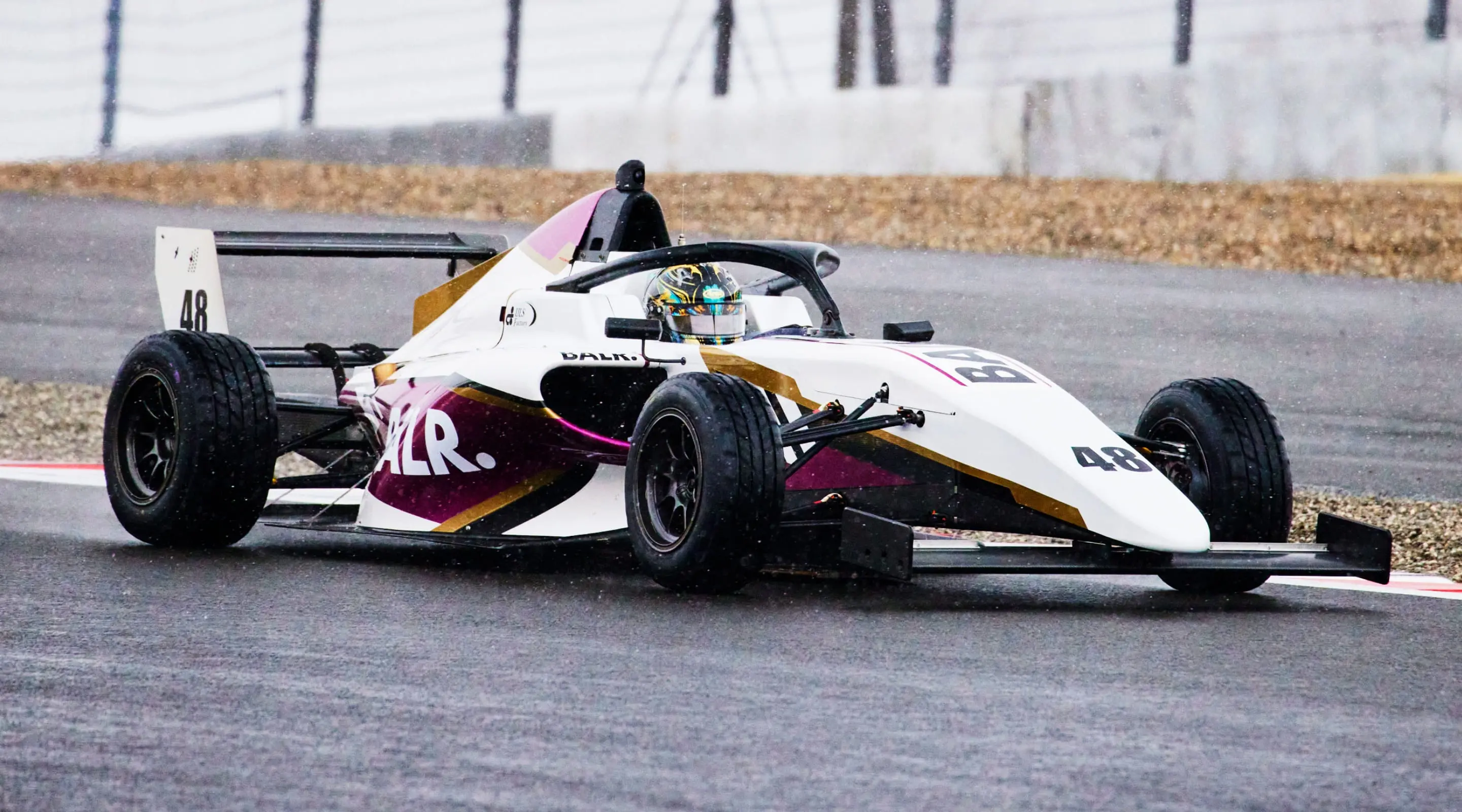 サーキットを走るレーシングカー