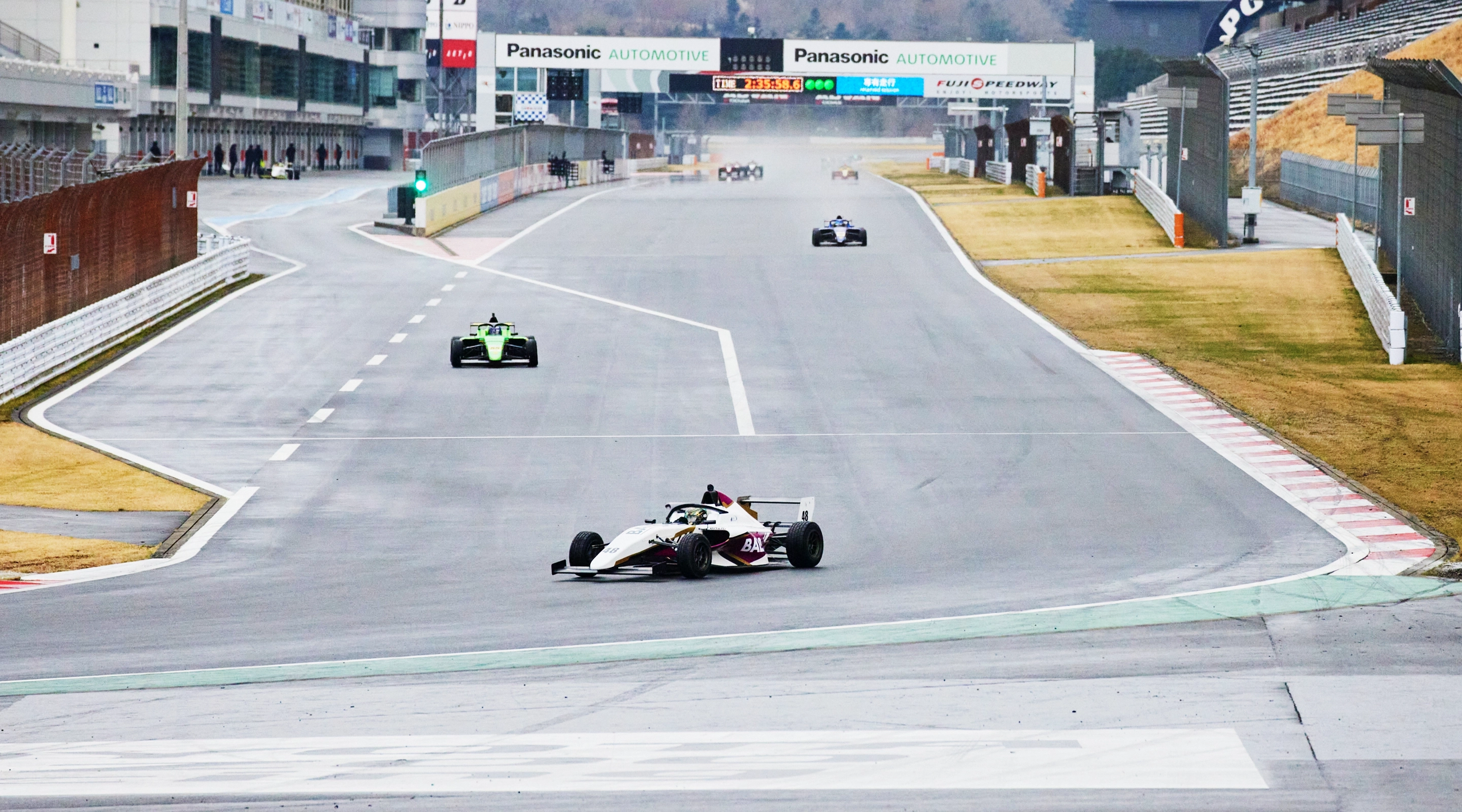 サーキットを走るレーシングカー