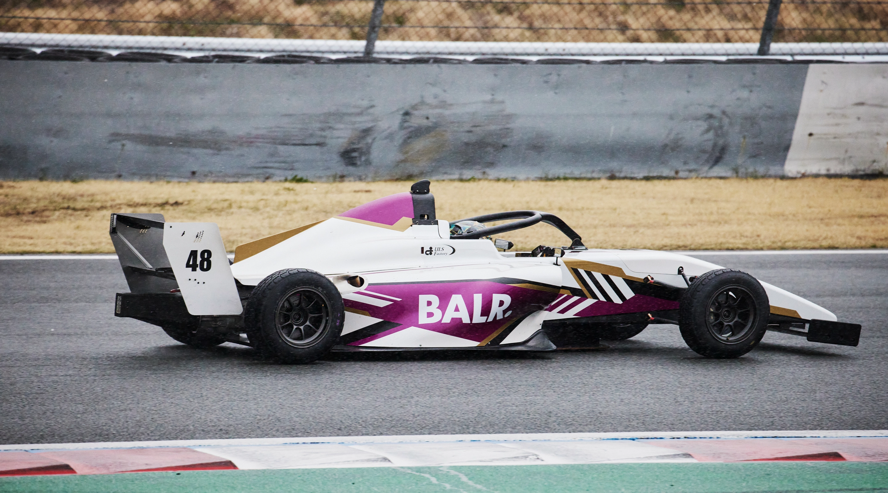 サーキットを走るレーシングカー